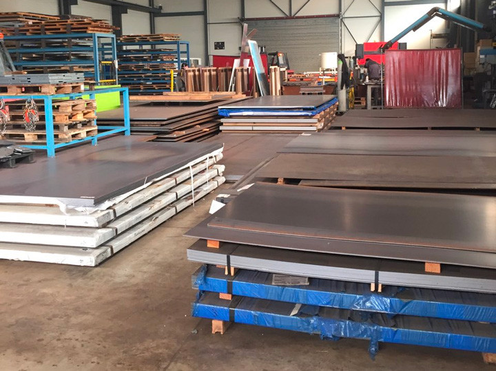 Différents types de tôles métallurgiques avec nuances spécifiques.
