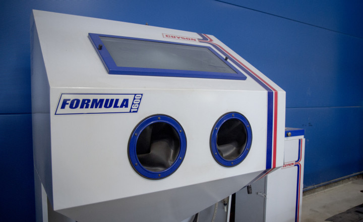 Microbilleuse FORMULA 1600 de verre GUYSON